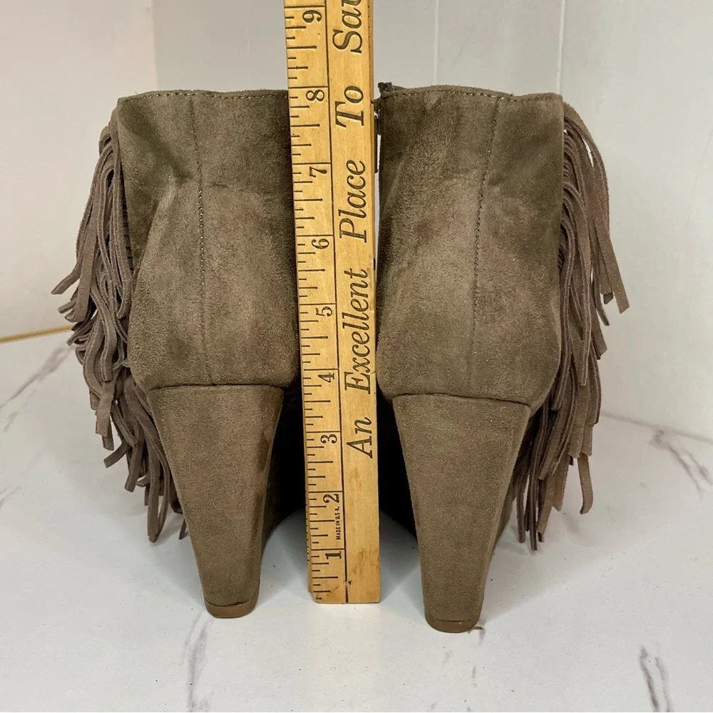 Madden Girl Pave Taupe Suede Fringe Wedge Boot Size 8M